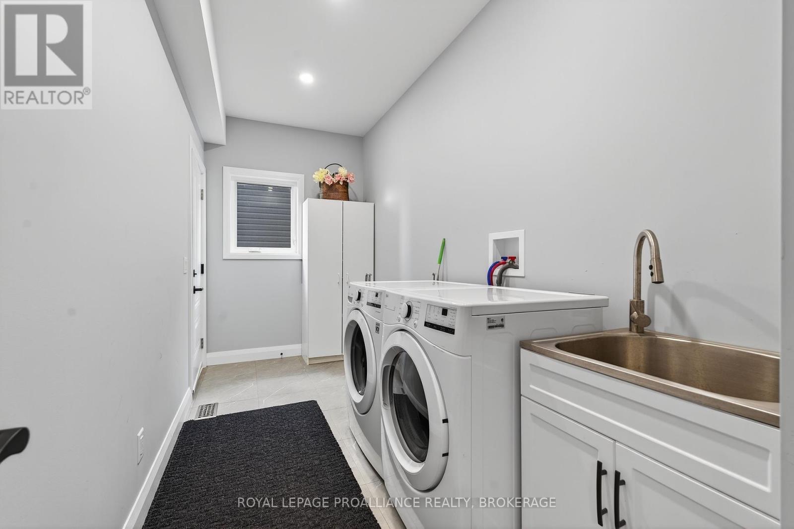 












1520 BERKSHIRE DRIVE

,
Kingston (City Northwest),




Ontario
K7P0S7

