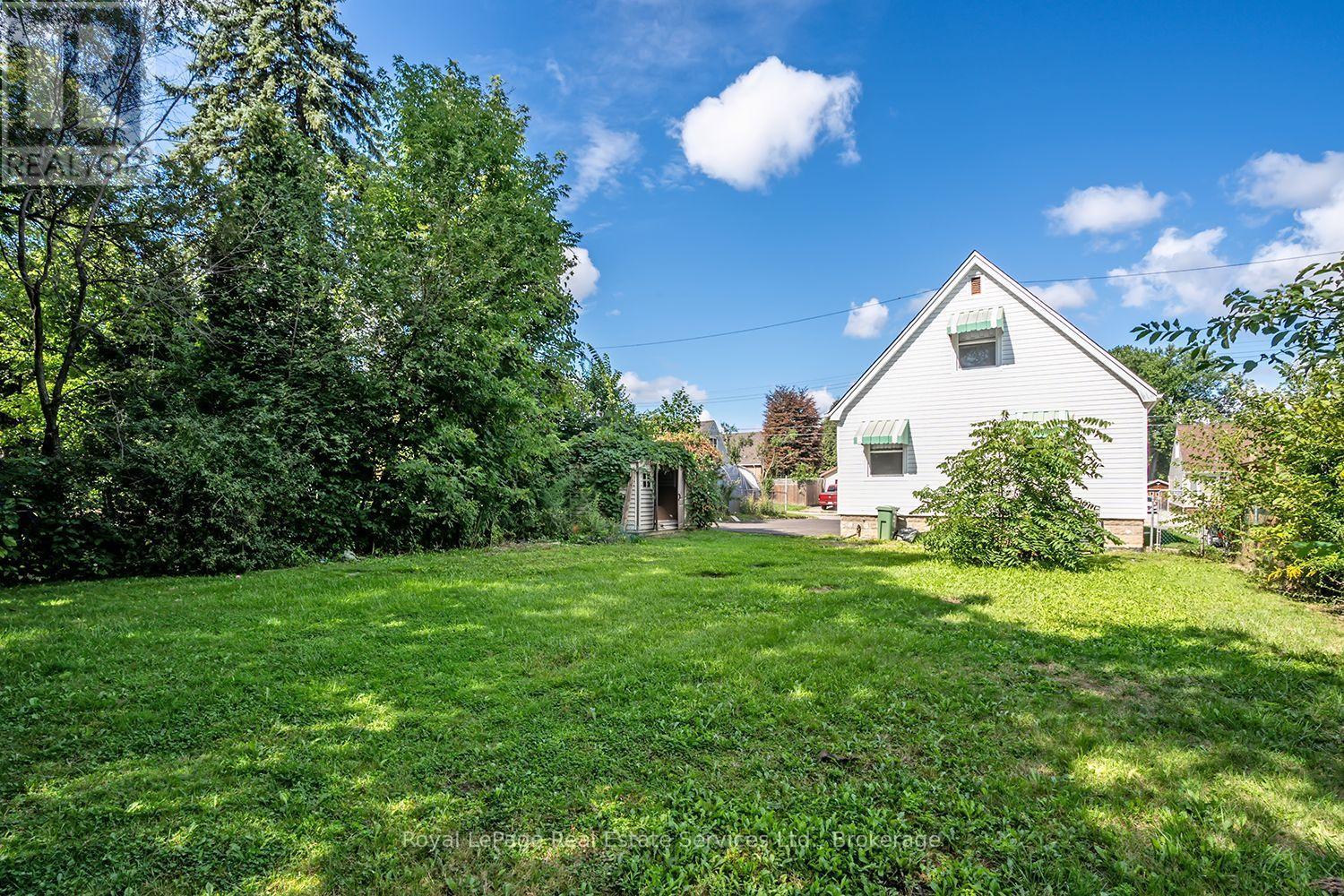 












MAIN - 235 EAST 21ST STREET

,
Hamilton (Eastmount),




Ontario
L8V2T6


