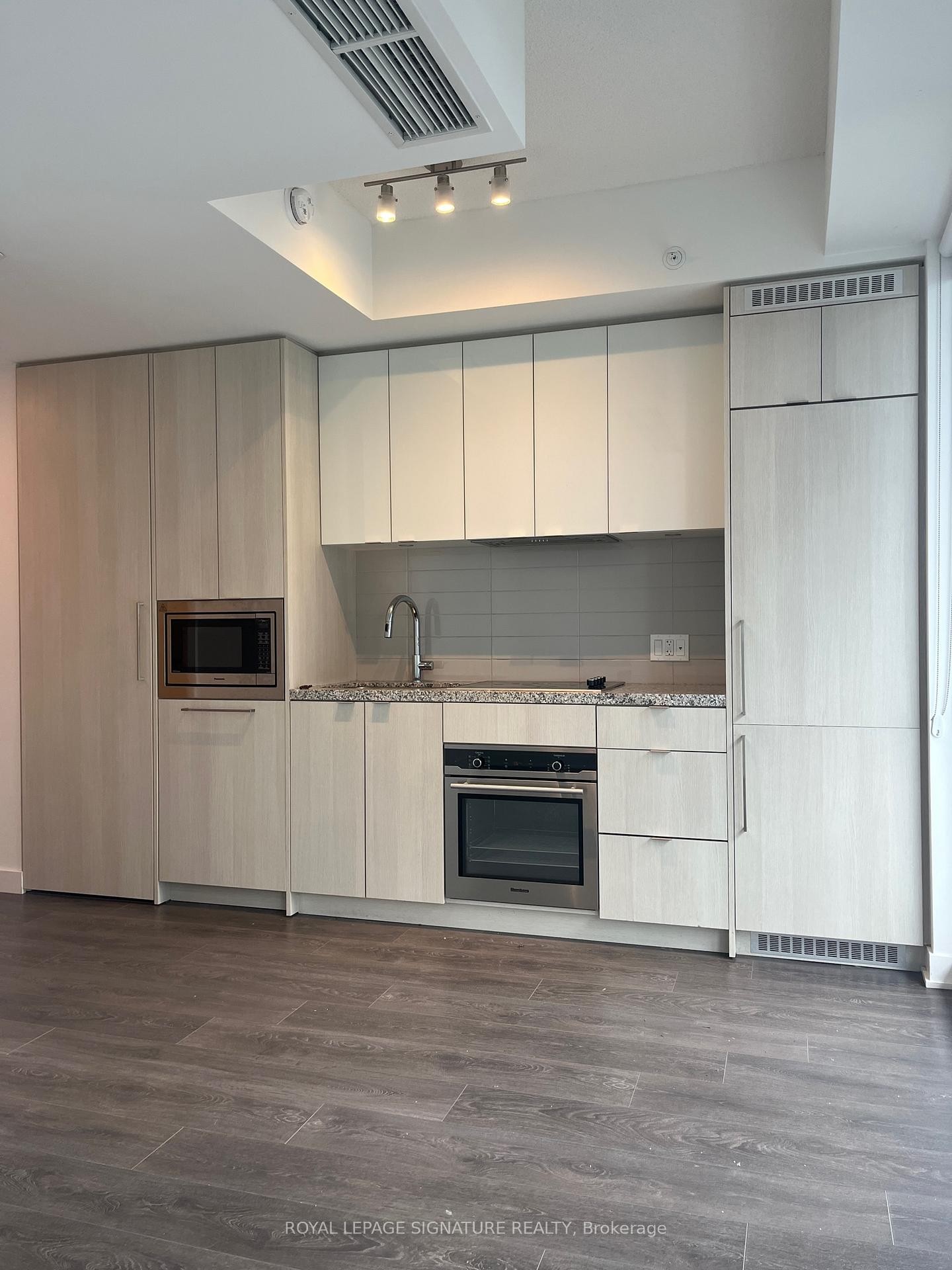 









115


Blue Jays

Way, 4807,
Toronto,




ON
M5V 0N4

