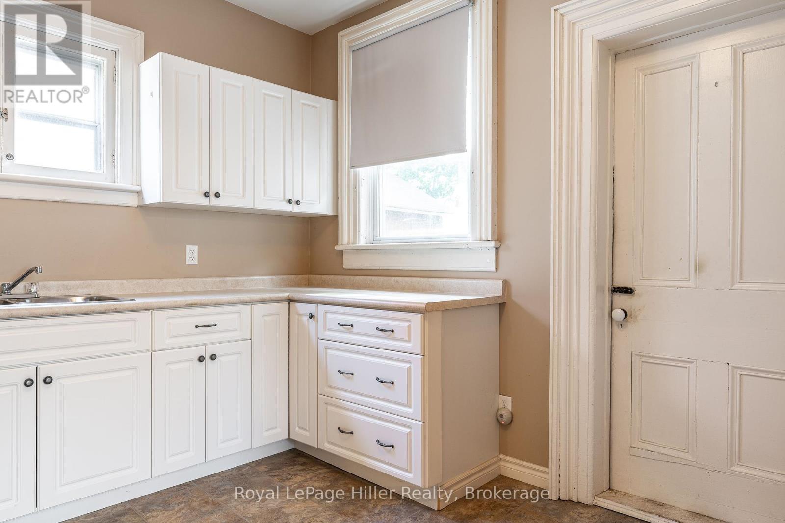 












139 WELLINGTON STREET

,
Stratford,




Ontario
N5A2L4

