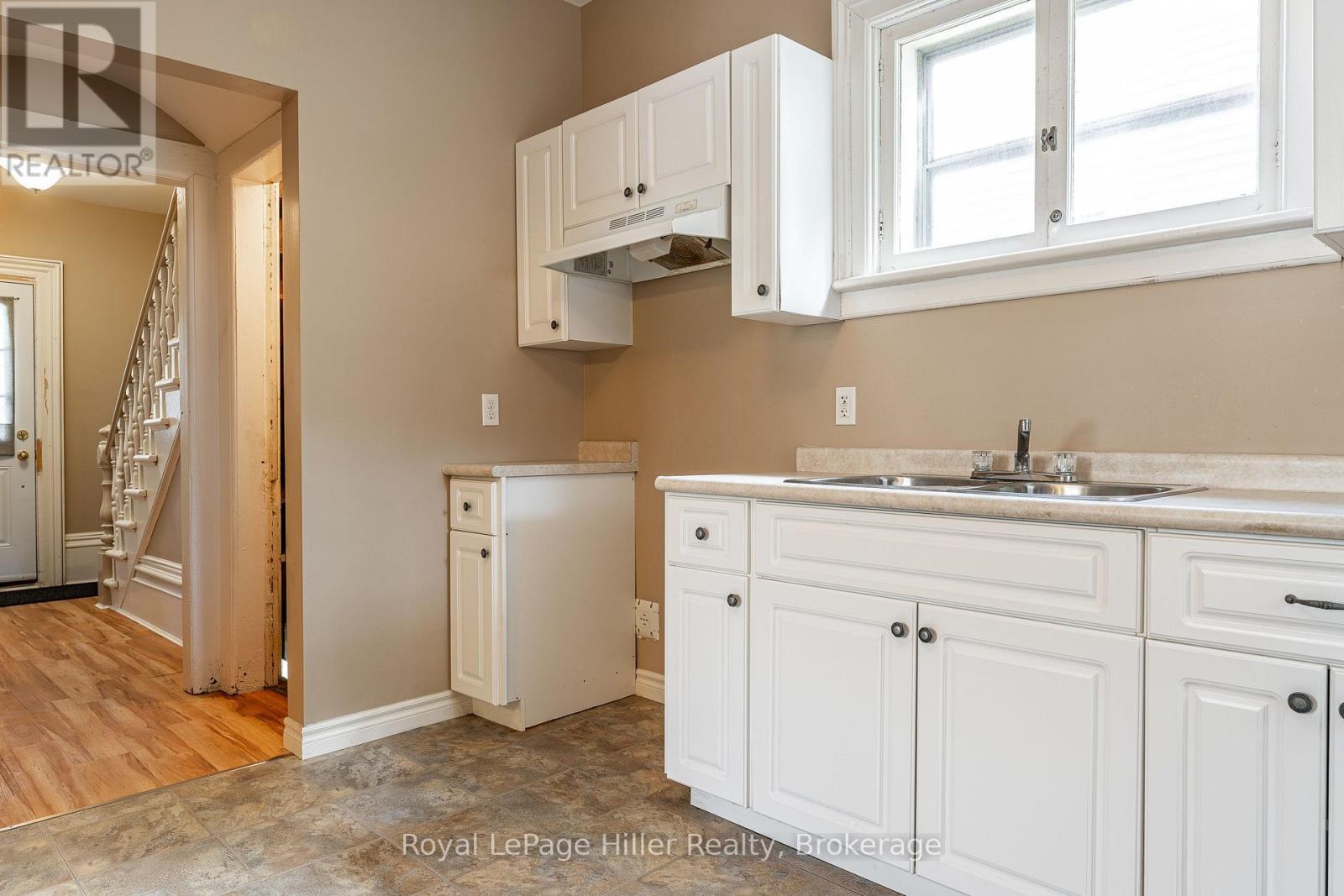 












139 WELLINGTON STREET

,
Stratford,




Ontario
N5A2L4

