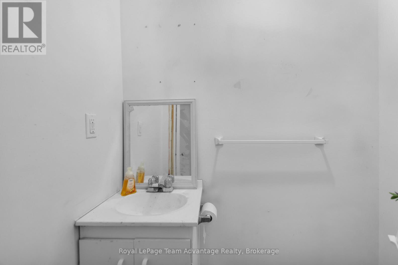 












13 CHURCH STREET

,
Parry Sound,




Ontario
P2A1Y2

