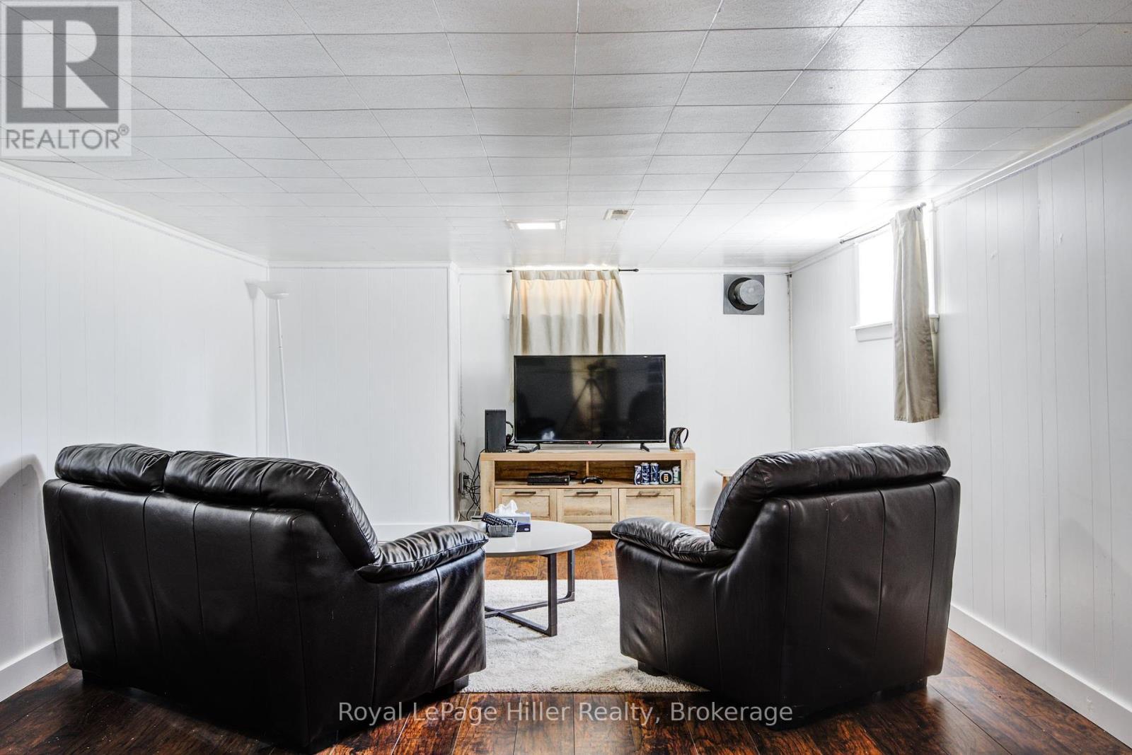 












11 WARWICK ROAD

,
Stratford,




Ontario
N5A6E6

