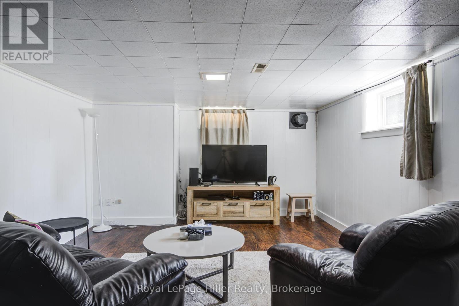 












11 WARWICK ROAD

,
Stratford,




Ontario
N5A6E6

