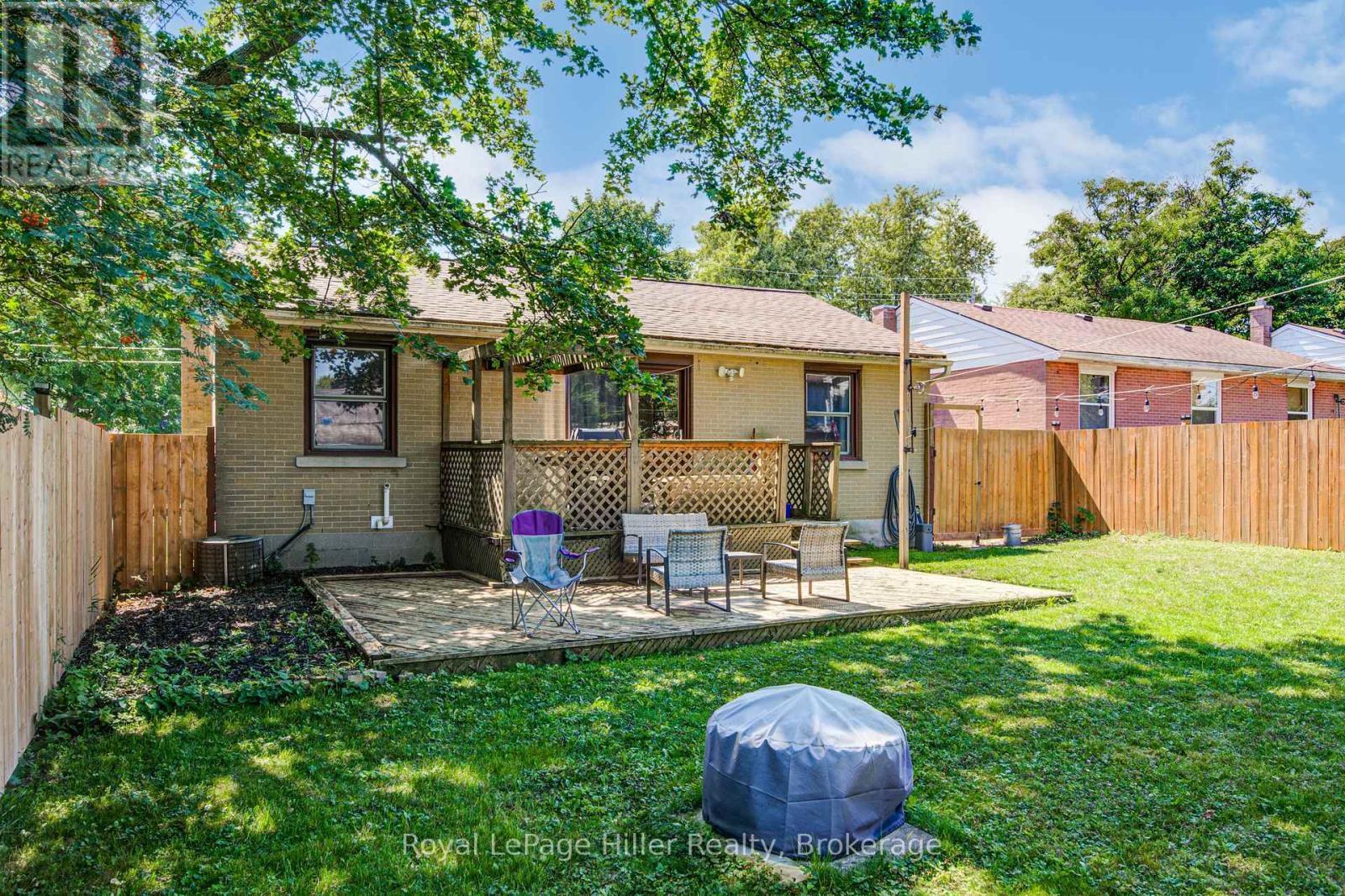












11 WARWICK ROAD

,
Stratford,




Ontario
N5A6E6

