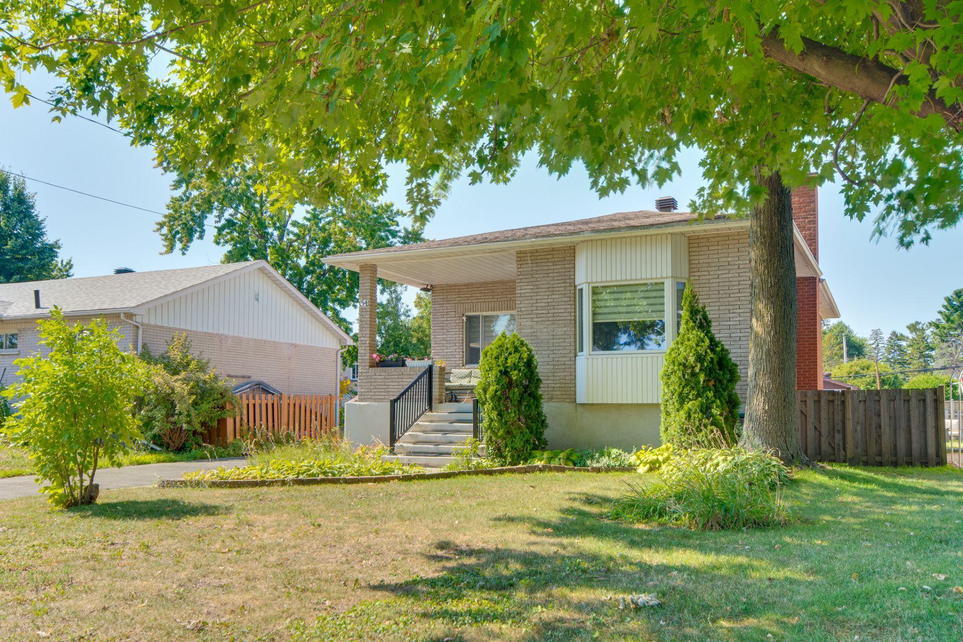









54


2e Avenue N.

,
Montréal (Pierrefonds-Roxboro),




QC
H8Y2L2

