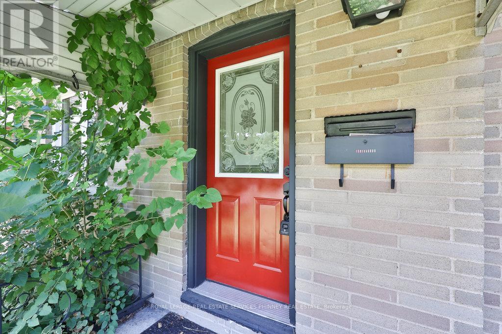 












68 ORIOLE AVENUE

,
Mississauga,




Ontario
L5G1V2

