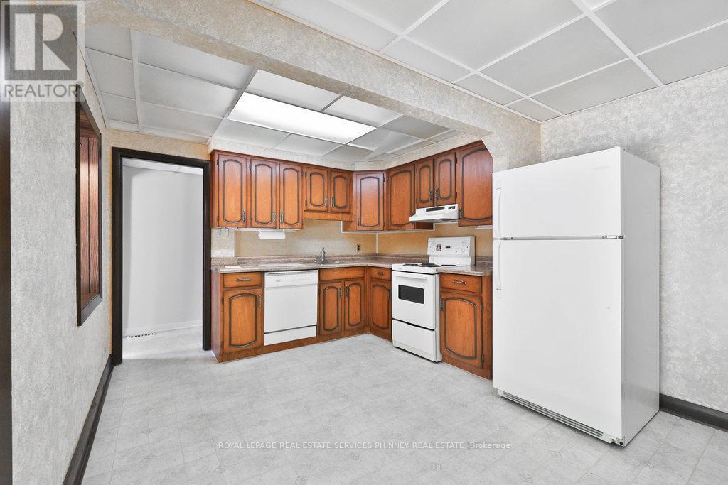 












68 ORIOLE AVENUE

,
Mississauga,




Ontario
L5G1V2

