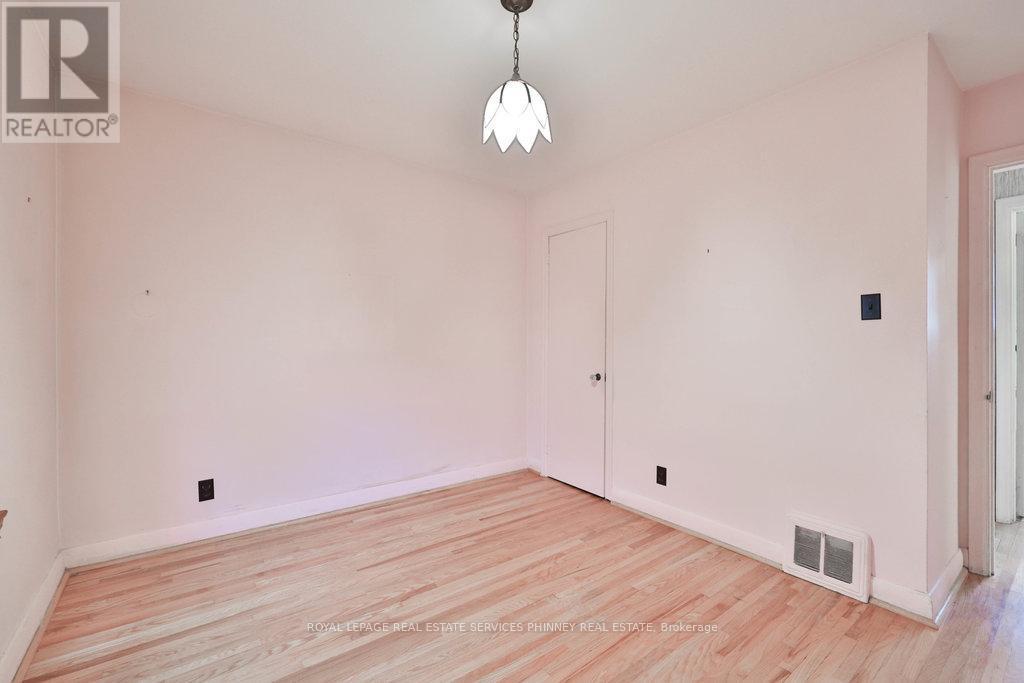 












72 ORIOLE AVENUE

,
Mississauga,




Ontario
L5G1V2

