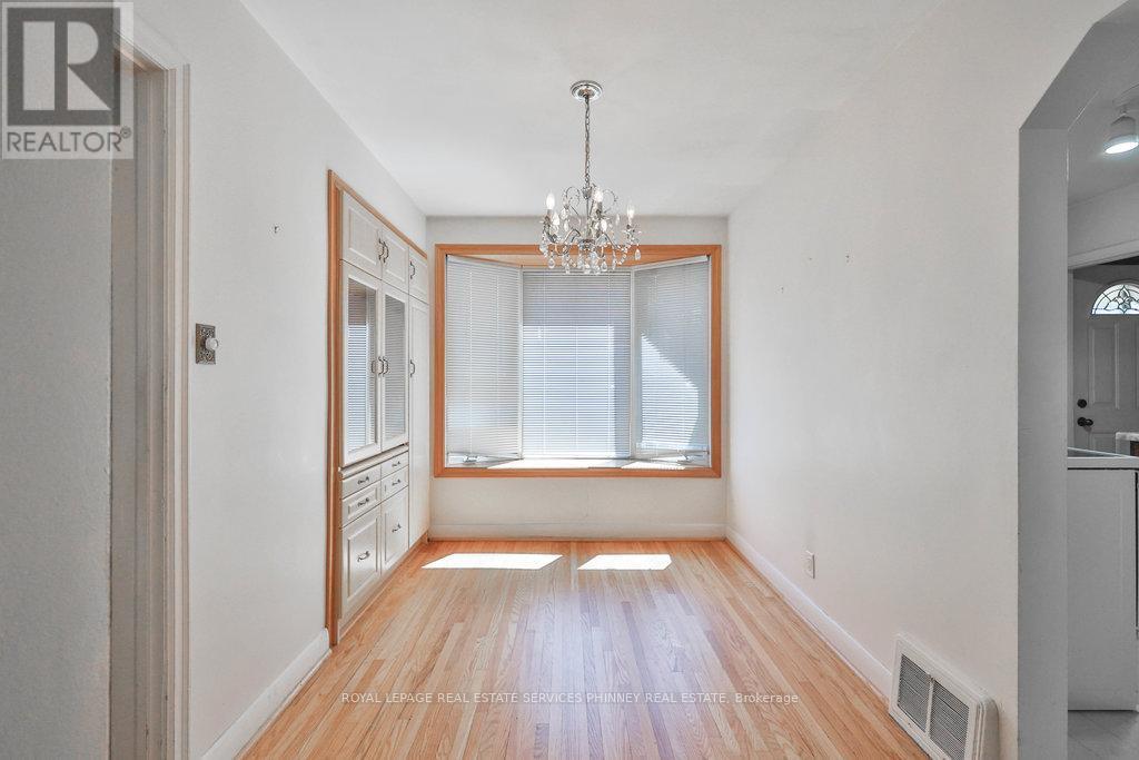 












72 ORIOLE AVENUE

,
Mississauga,




Ontario
L5G1V2


