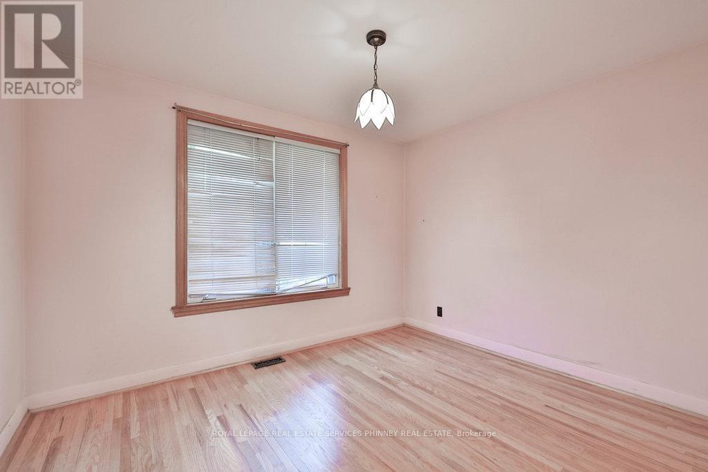 












72 ORIOLE AVENUE

,
Mississauga,




Ontario
L5G1V2

