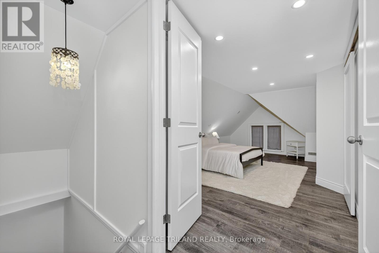 












513 GROSVENOR STREET

,
London East (East B),




Ontario
N5Y3S8

