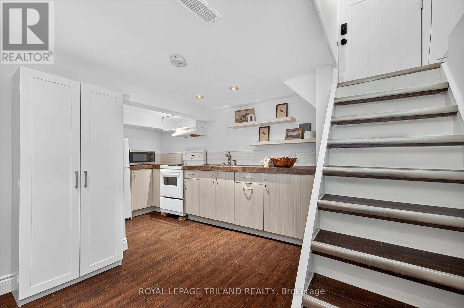 












513 GROSVENOR STREET

,
London East (East B),




Ontario
N5Y3S8

