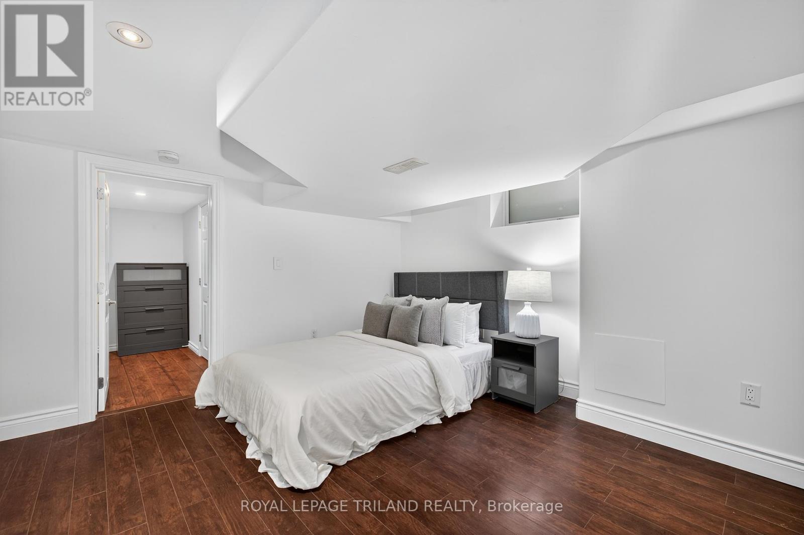 












513 GROSVENOR STREET

,
London East (East B),




Ontario
N5Y3S8

