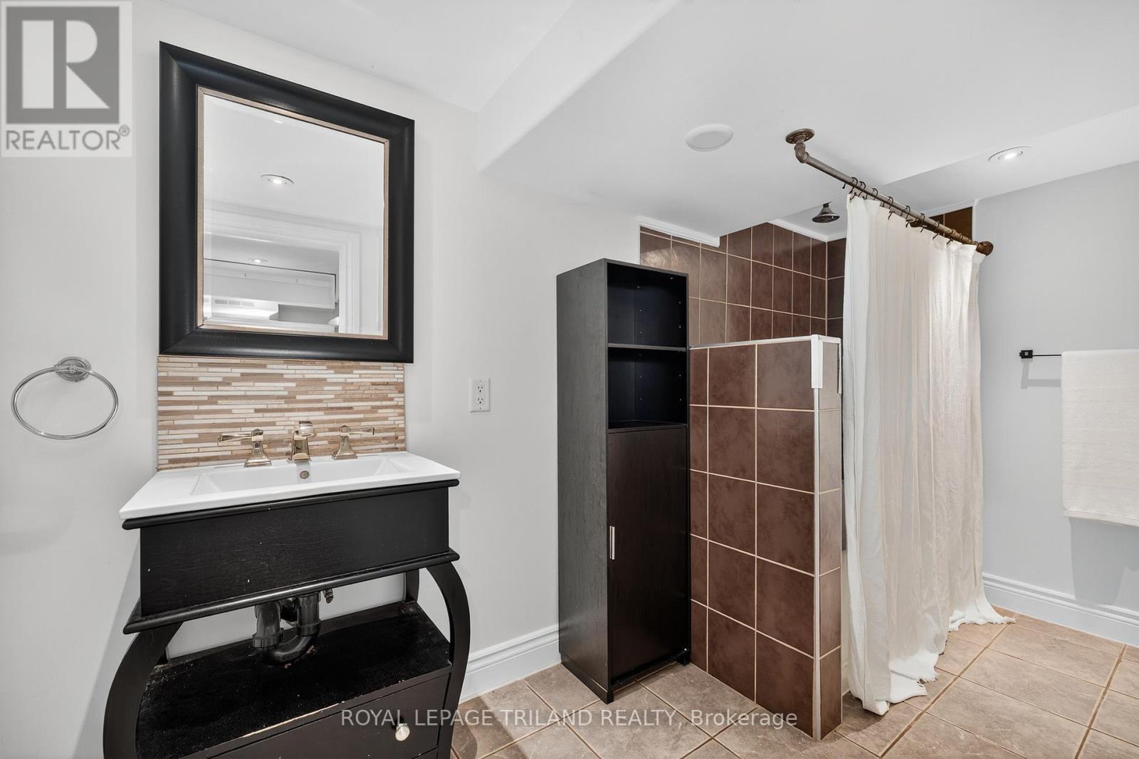 












513 GROSVENOR STREET

,
London East (East B),




Ontario
N5Y3S8

