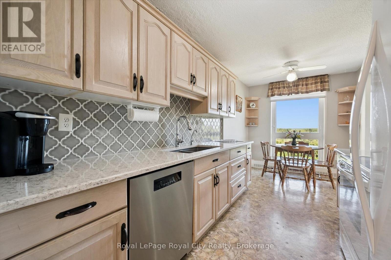 












713 - 19 WOODLAWN ROAD E

,
Guelph (Riverside Park),




Ontario
N1H7B1

