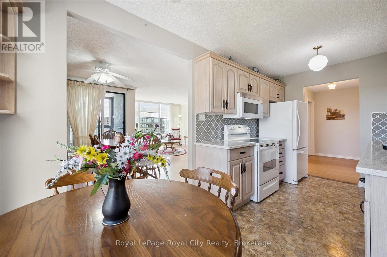 












713 - 19 WOODLAWN ROAD E

,
Guelph (Riverside Park),




Ontario
N1H7B1

