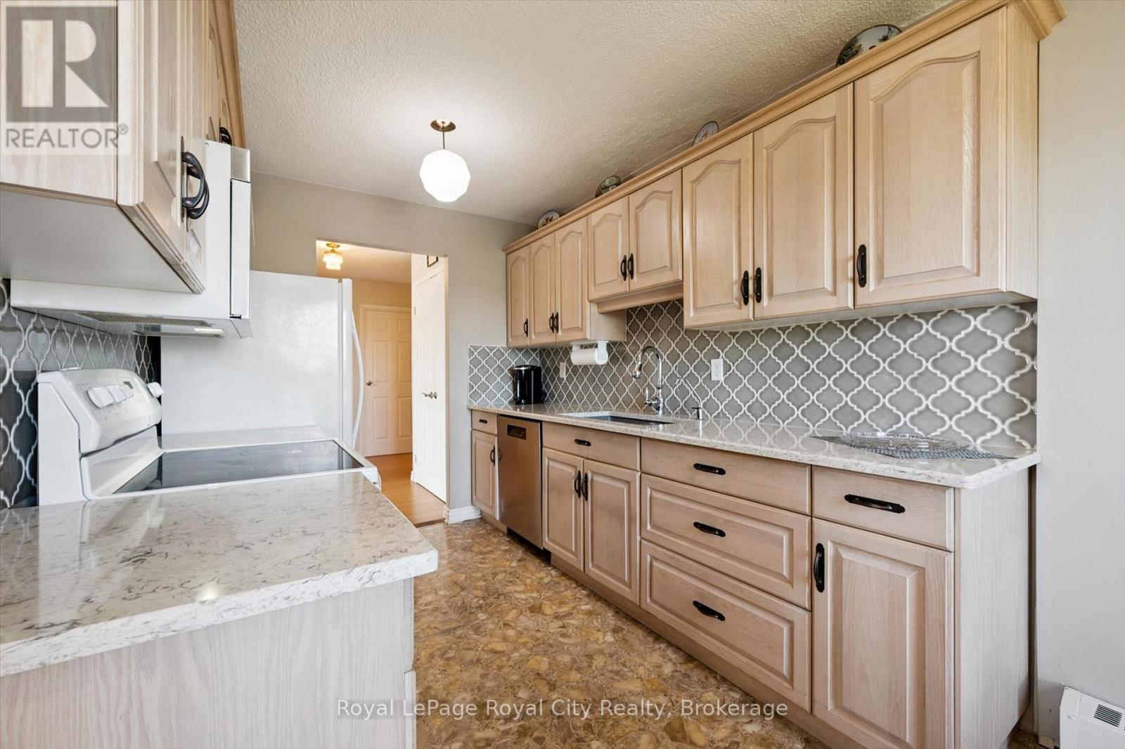 












713 - 19 WOODLAWN ROAD E

,
Guelph (Riverside Park),




Ontario
N1H7B1

