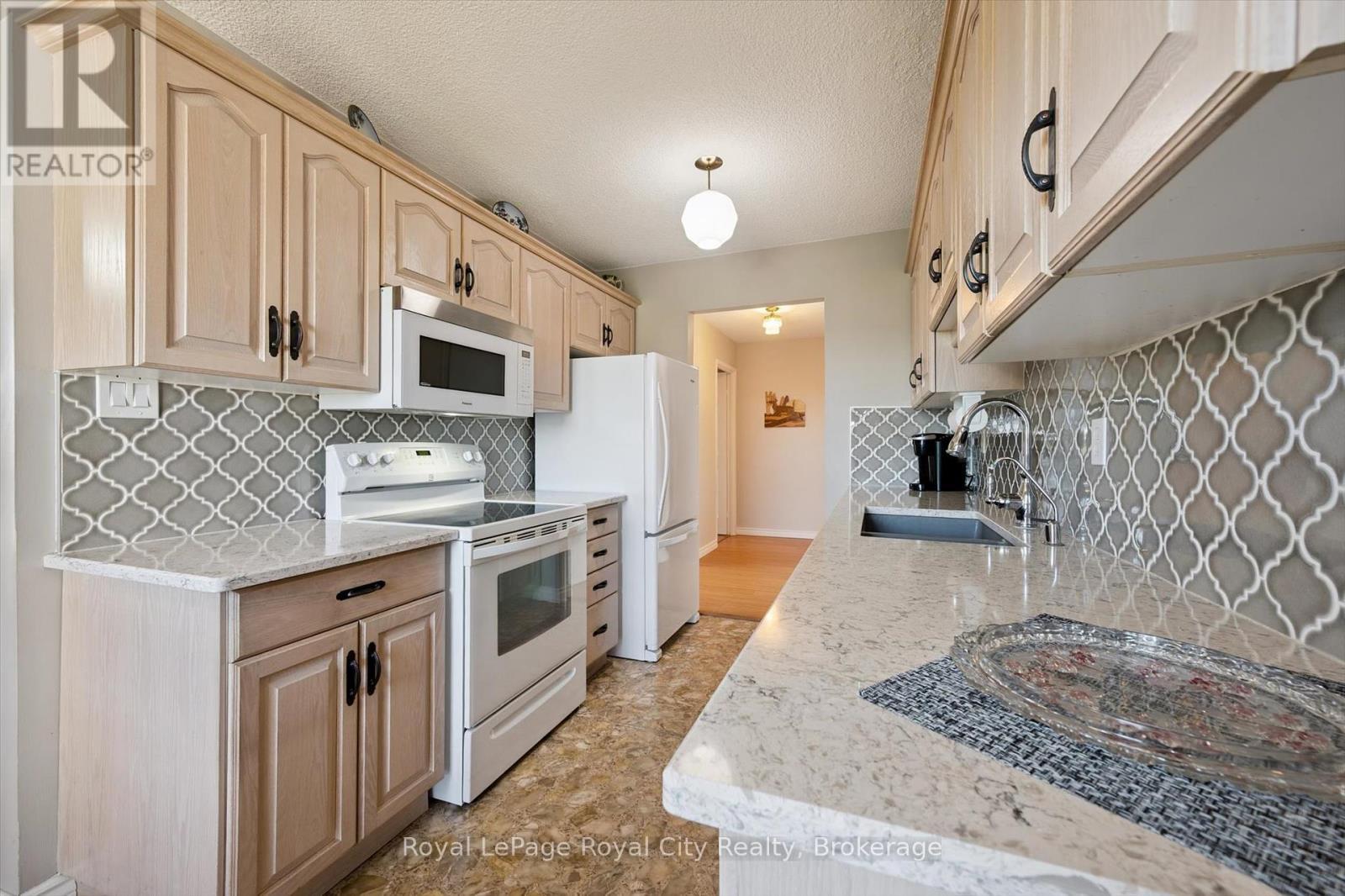 












713 - 19 WOODLAWN ROAD E

,
Guelph (Riverside Park),




Ontario
N1H7B1

