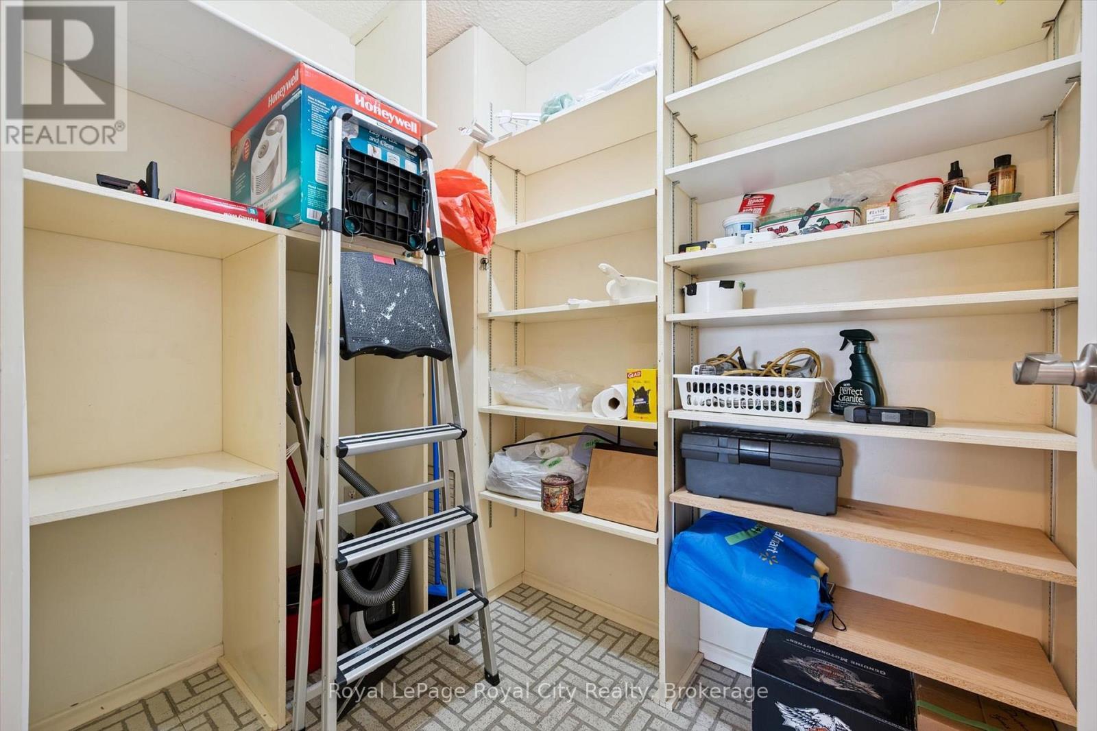 












713 - 19 WOODLAWN ROAD E

,
Guelph (Riverside Park),




Ontario
N1H7B1

