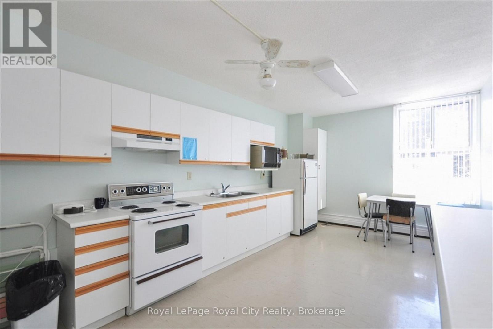 












713 - 19 WOODLAWN ROAD E

,
Guelph (Riverside Park),




Ontario
N1H7B1

