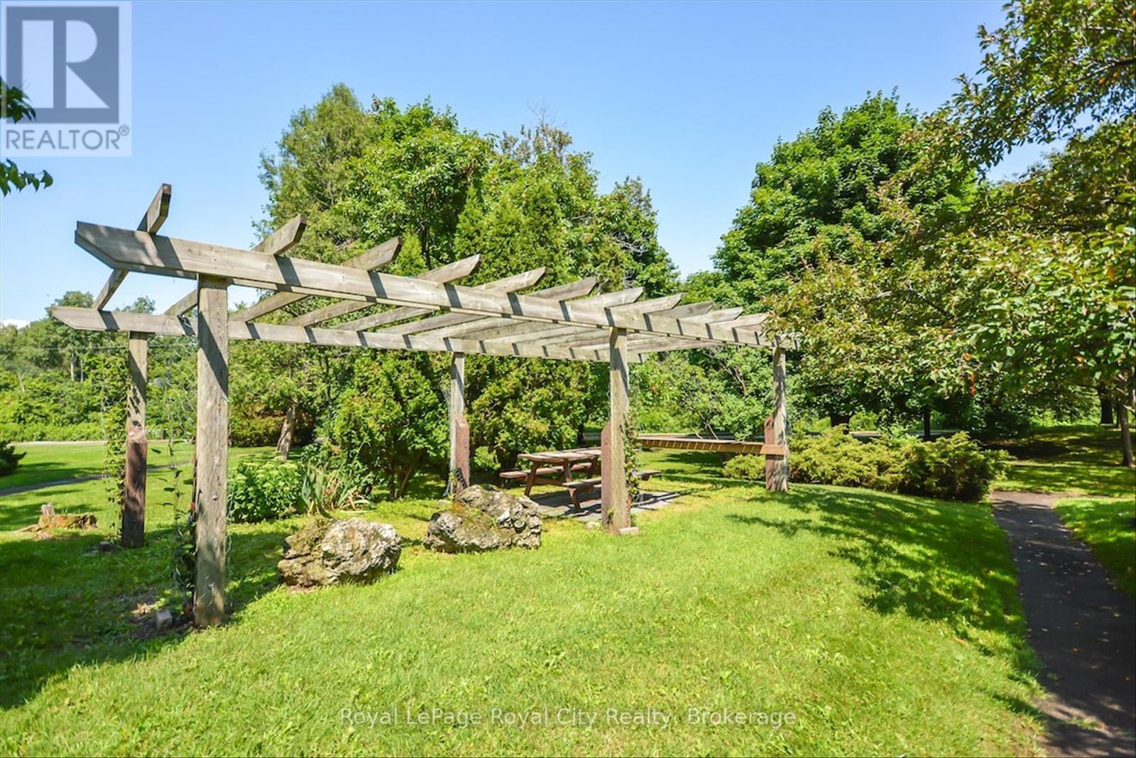 












713 - 19 WOODLAWN ROAD E

,
Guelph (Riverside Park),




Ontario
N1H7B1

