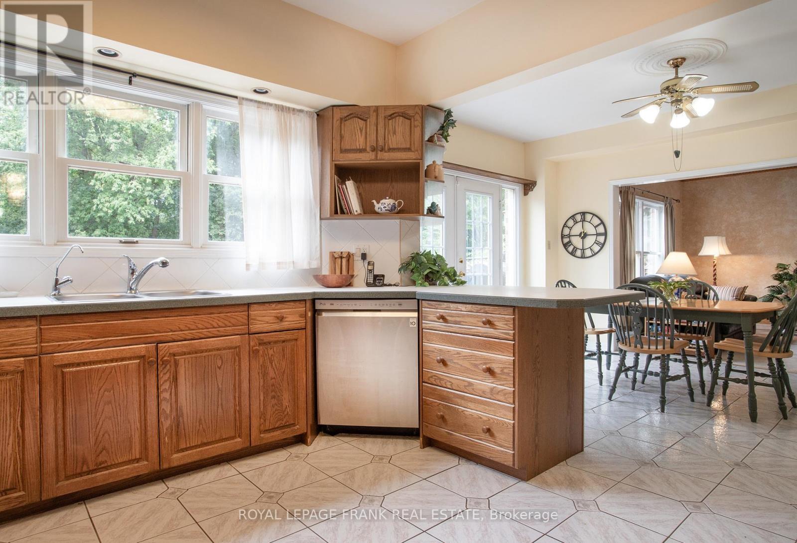 












61 ALLAYDEN DRIVE

,
Whitby (Lynde Creek),




Ontario
L1P1L5

