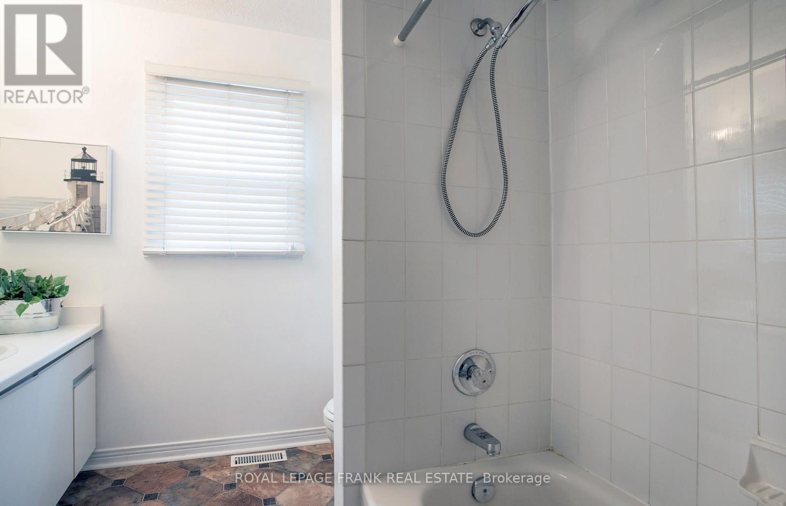 












61 ALLAYDEN DRIVE

,
Whitby (Lynde Creek),




Ontario
L1P1L5


