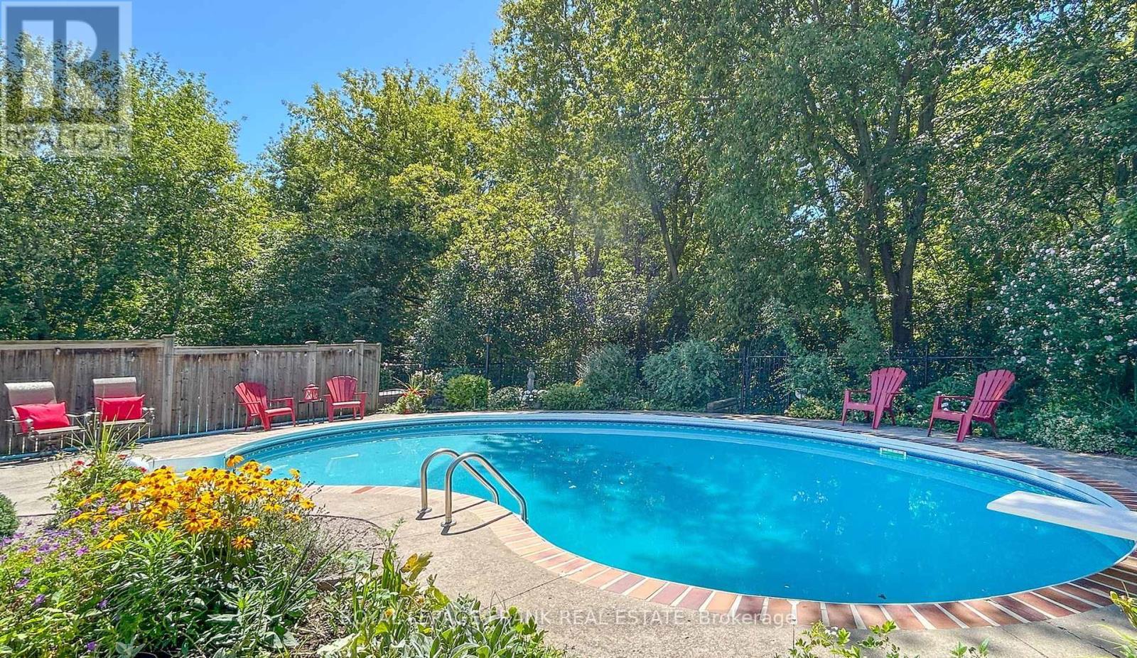 












61 ALLAYDEN DRIVE

,
Whitby (Lynde Creek),




Ontario
L1P1L5


