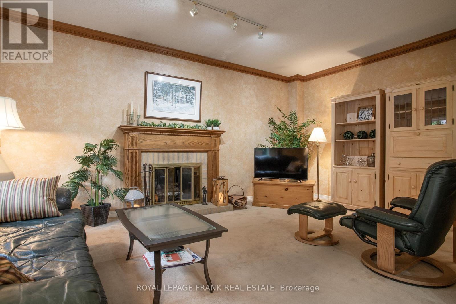 












61 ALLAYDEN DRIVE

,
Whitby (Lynde Creek),




Ontario
L1P1L5

