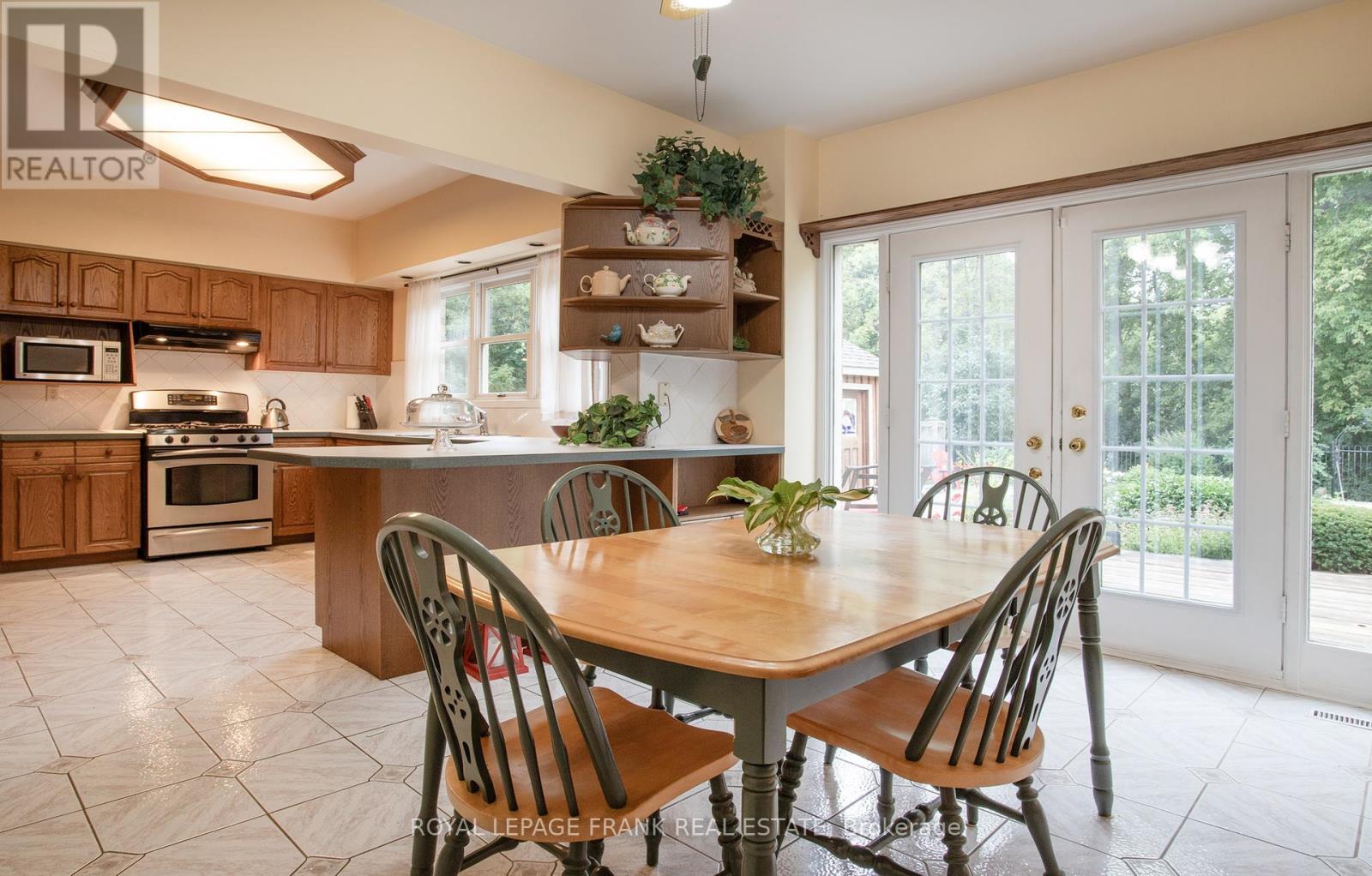 












61 ALLAYDEN DRIVE

,
Whitby (Lynde Creek),




Ontario
L1P1L5

