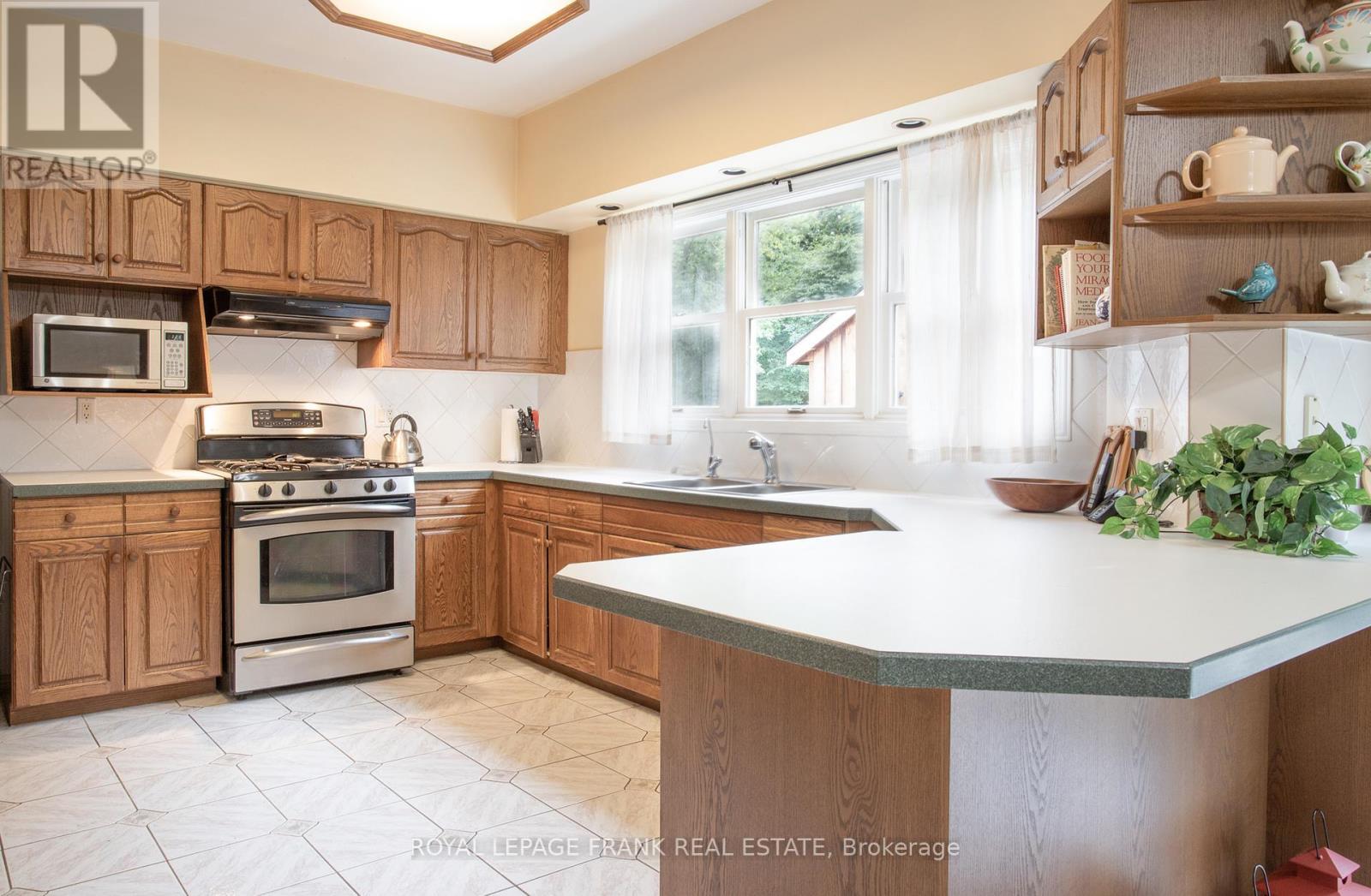 












61 ALLAYDEN DRIVE

,
Whitby (Lynde Creek),




Ontario
L1P1L5

