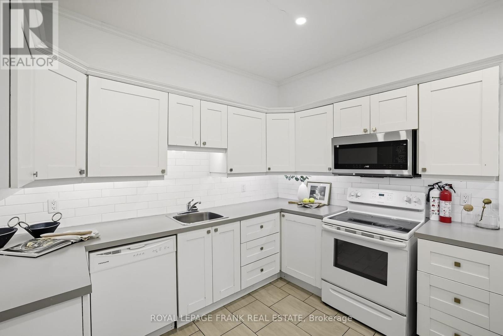 












798 GEORGE STREET N

,
Peterborough (Northcrest Ward 5),




Ontario
K9H3T5

