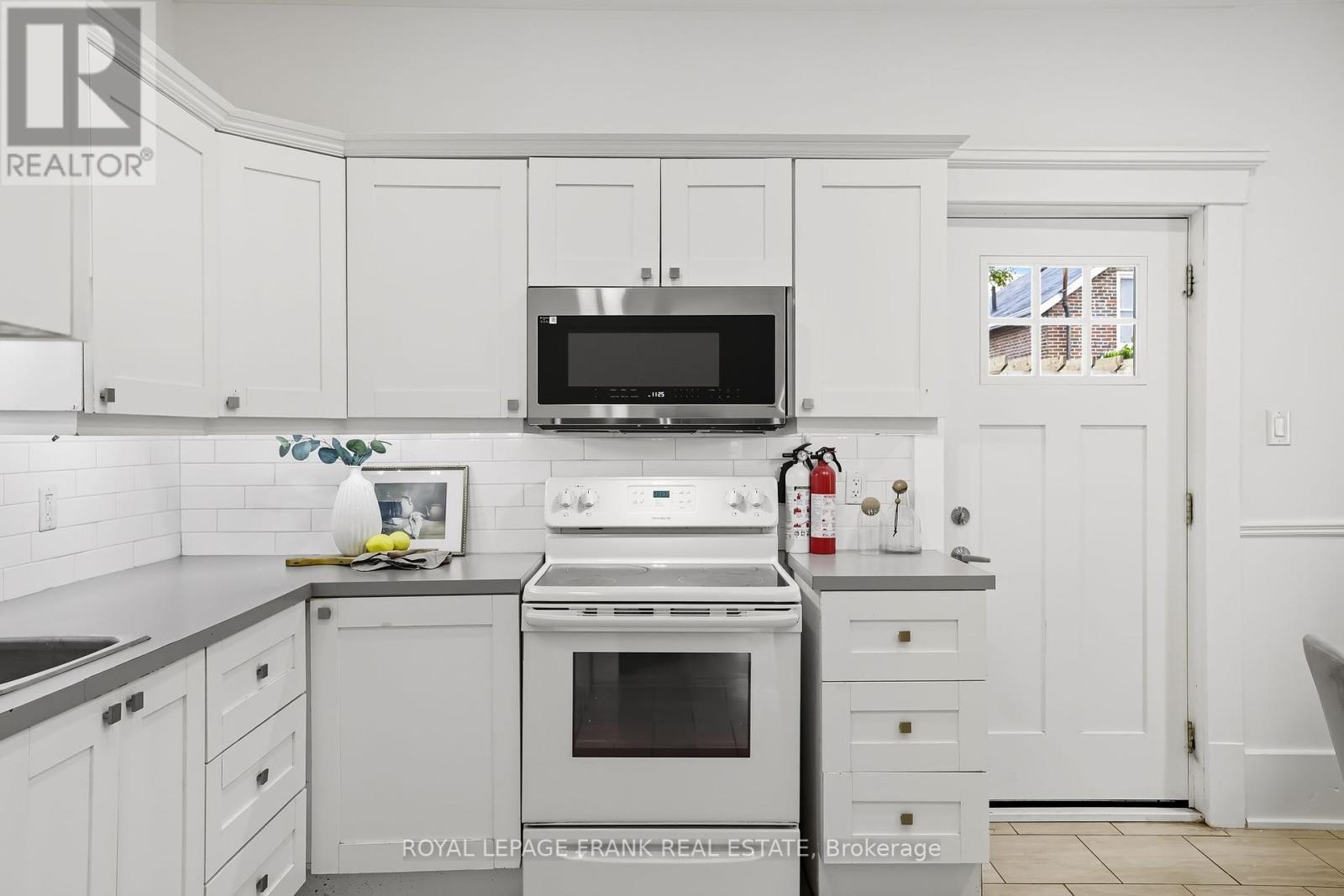 












798 GEORGE STREET N

,
Peterborough (Northcrest Ward 5),




Ontario
K9H3T5

