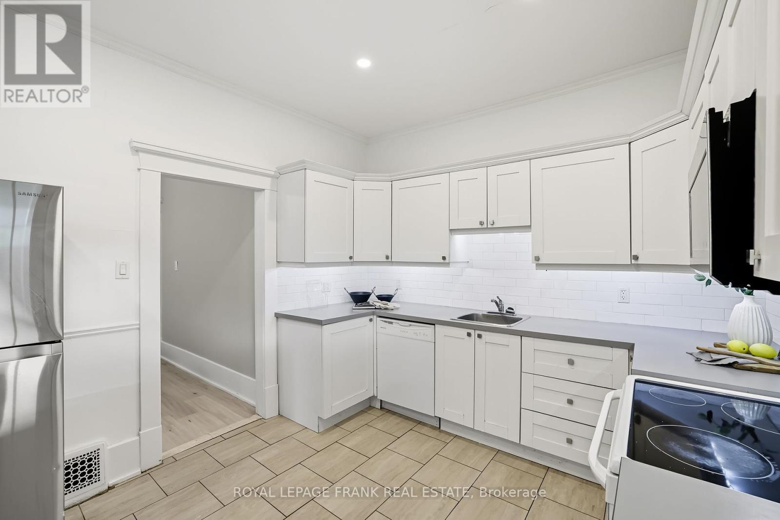 












798 GEORGE STREET N

,
Peterborough (Northcrest Ward 5),




Ontario
K9H3T5

