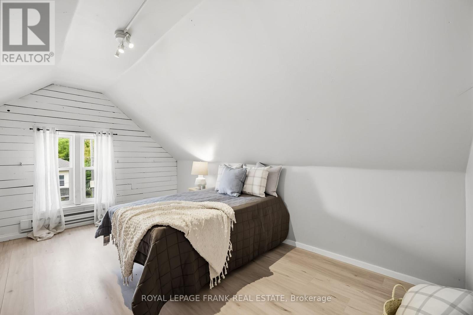 












798 GEORGE STREET N

,
Peterborough (Northcrest Ward 5),




Ontario
K9H3T5

