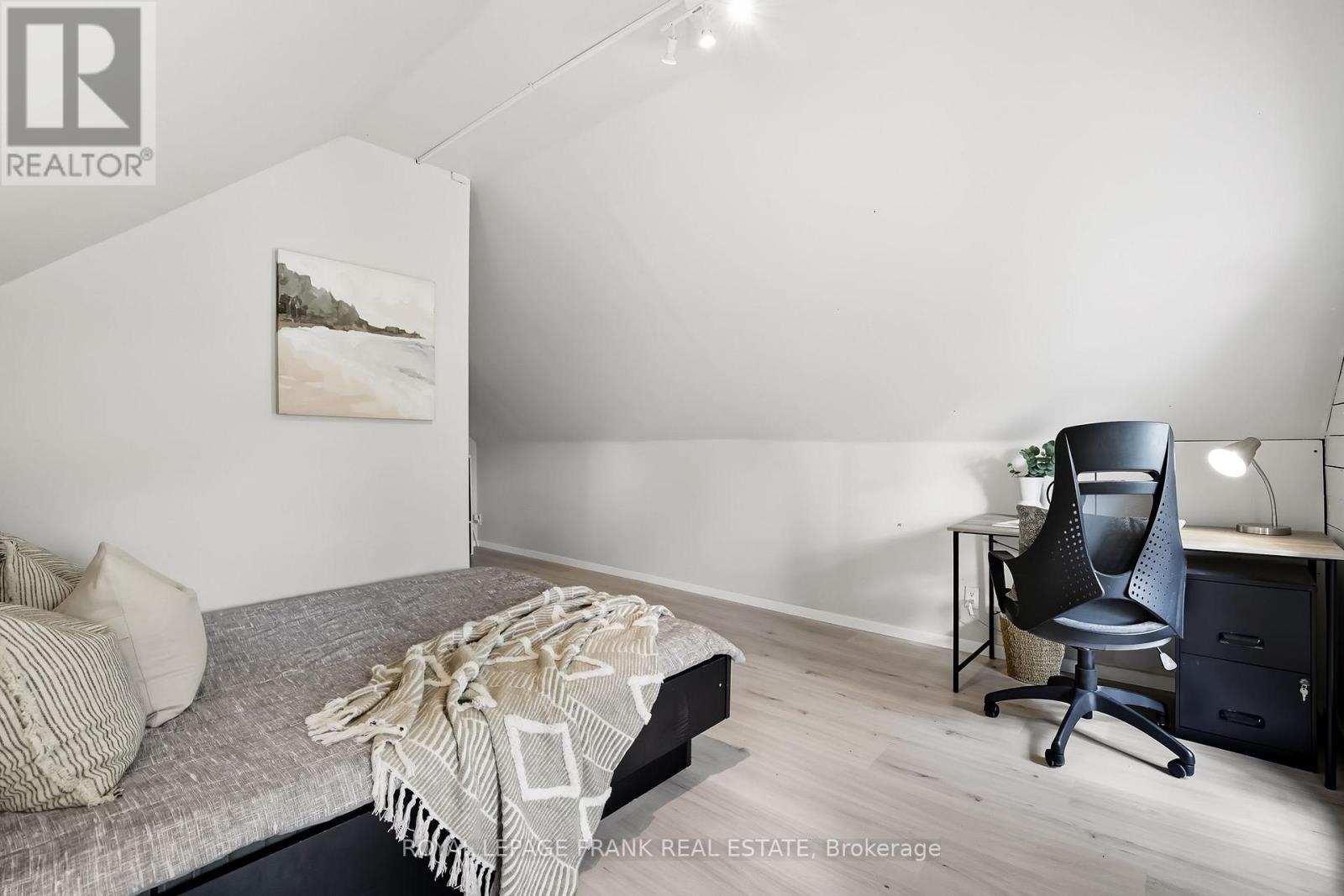 












798 GEORGE STREET N

,
Peterborough (Northcrest Ward 5),




Ontario
K9H3T5

