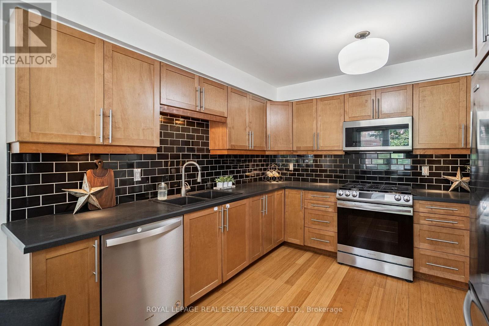 












5 - 1100 QUEENS AVENUE

,
Oakville,




Ontario
L6H2B5

