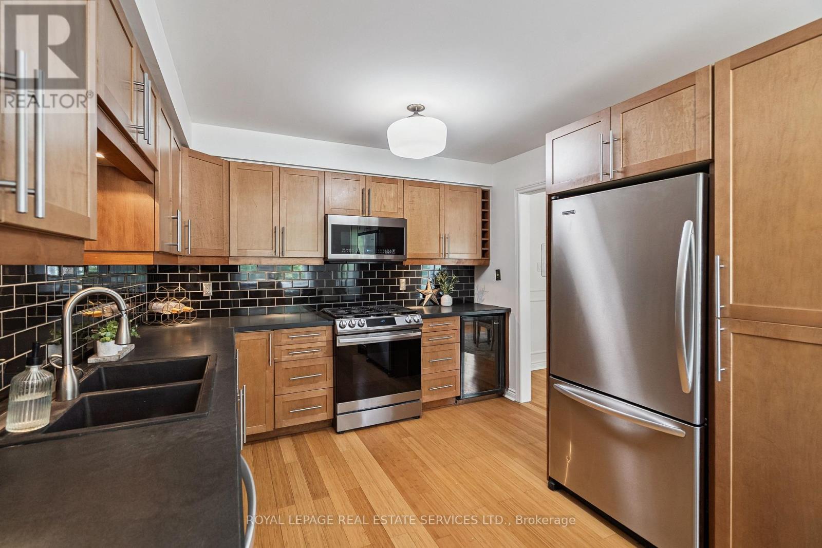 












5 - 1100 QUEENS AVENUE

,
Oakville,




Ontario
L6H2B5

