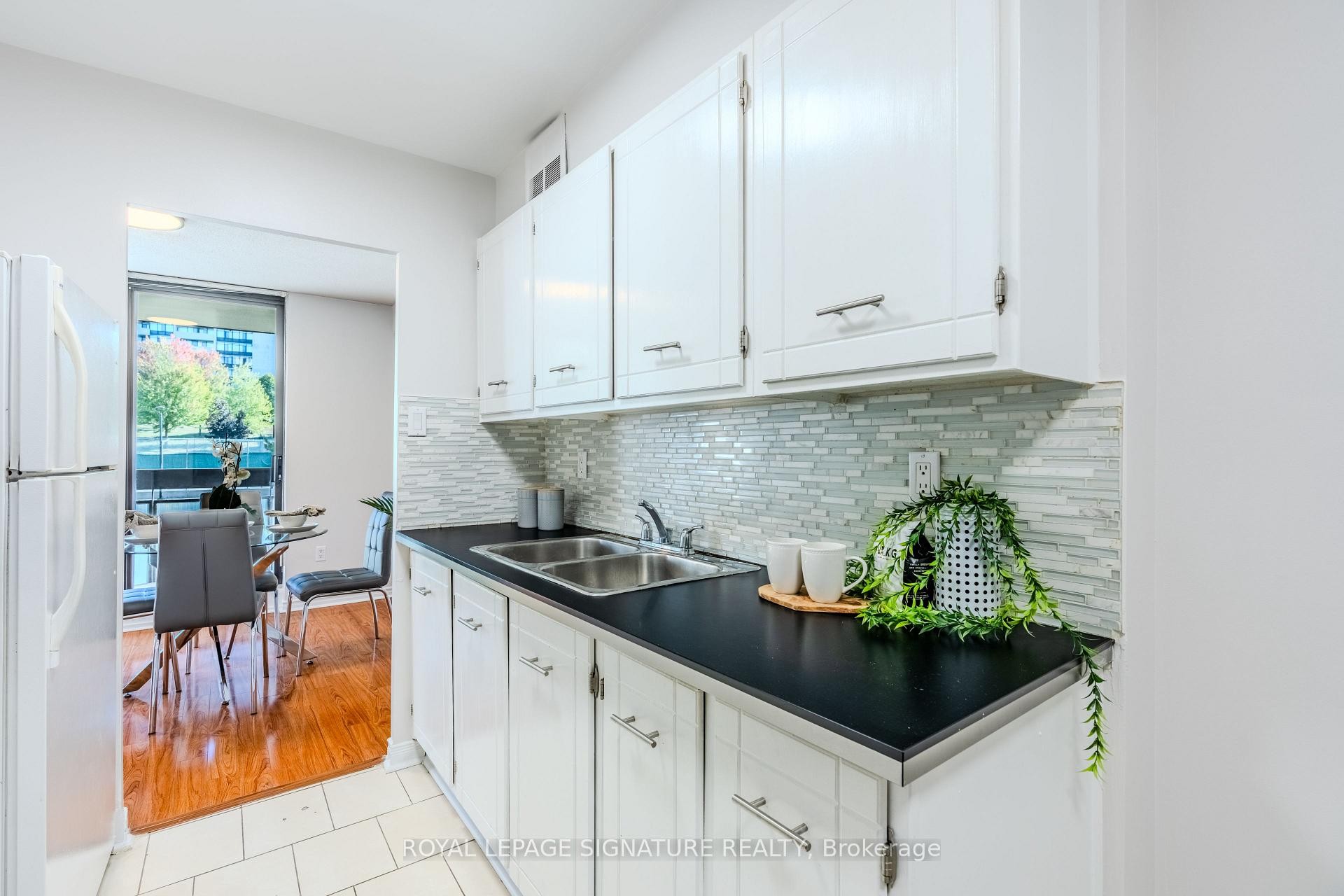 









177


Linus

Road, 315,
Toronto,




ON
M2J 4S5

