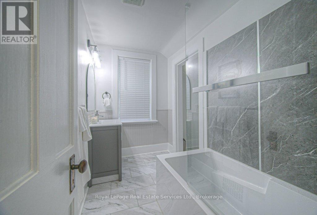 












92 ADAM STREET

,
Cambridge,




Ontario
N3C2K6

