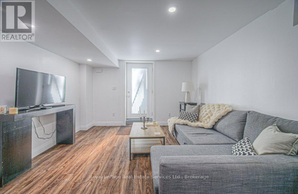 












92 ADAM STREET

,
Cambridge,




Ontario
N3C2K6

