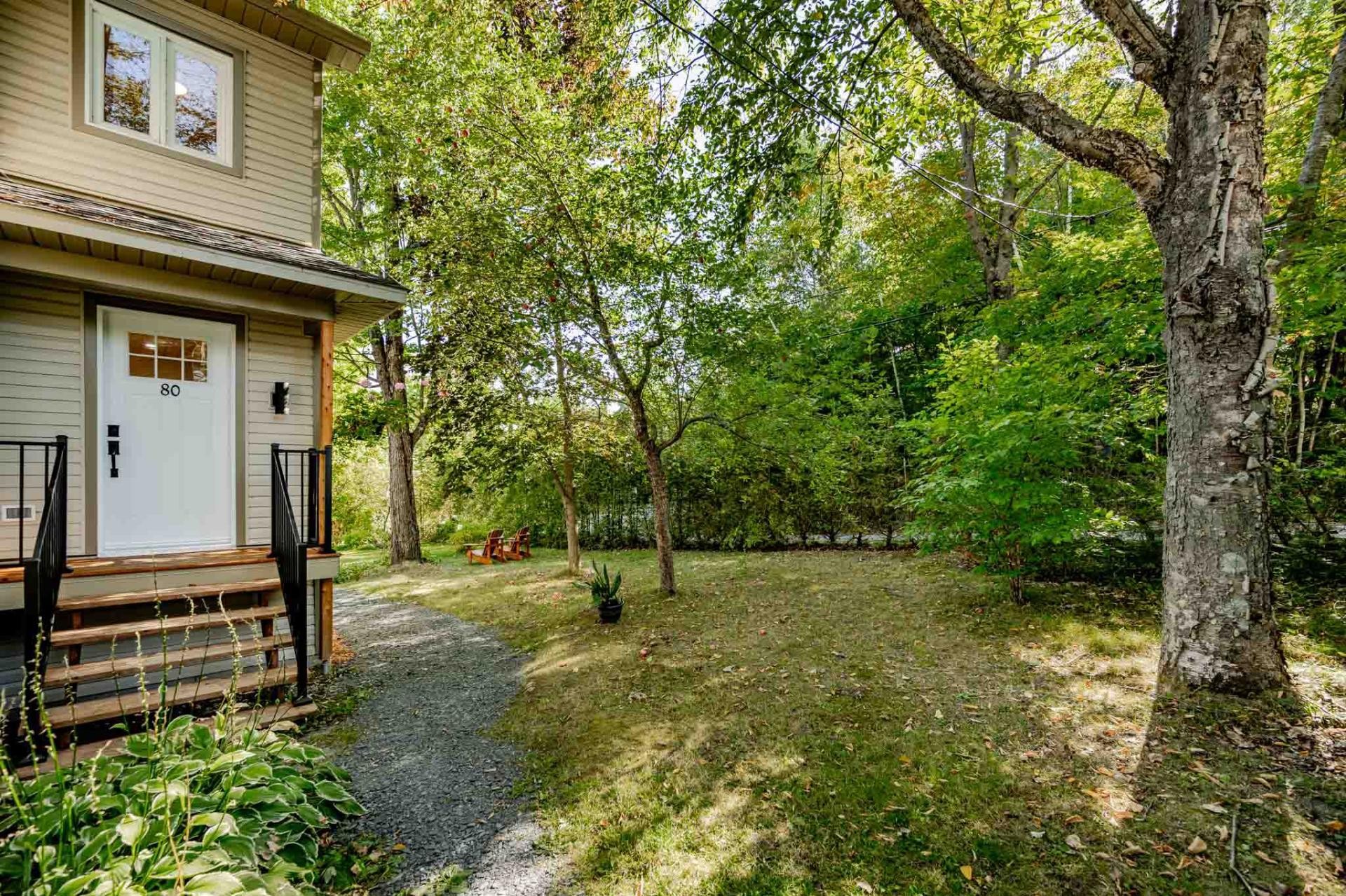 









80


Rue des Pivoines

,
Saint-Denis-de-Brompton,




QC
J0B2P0

