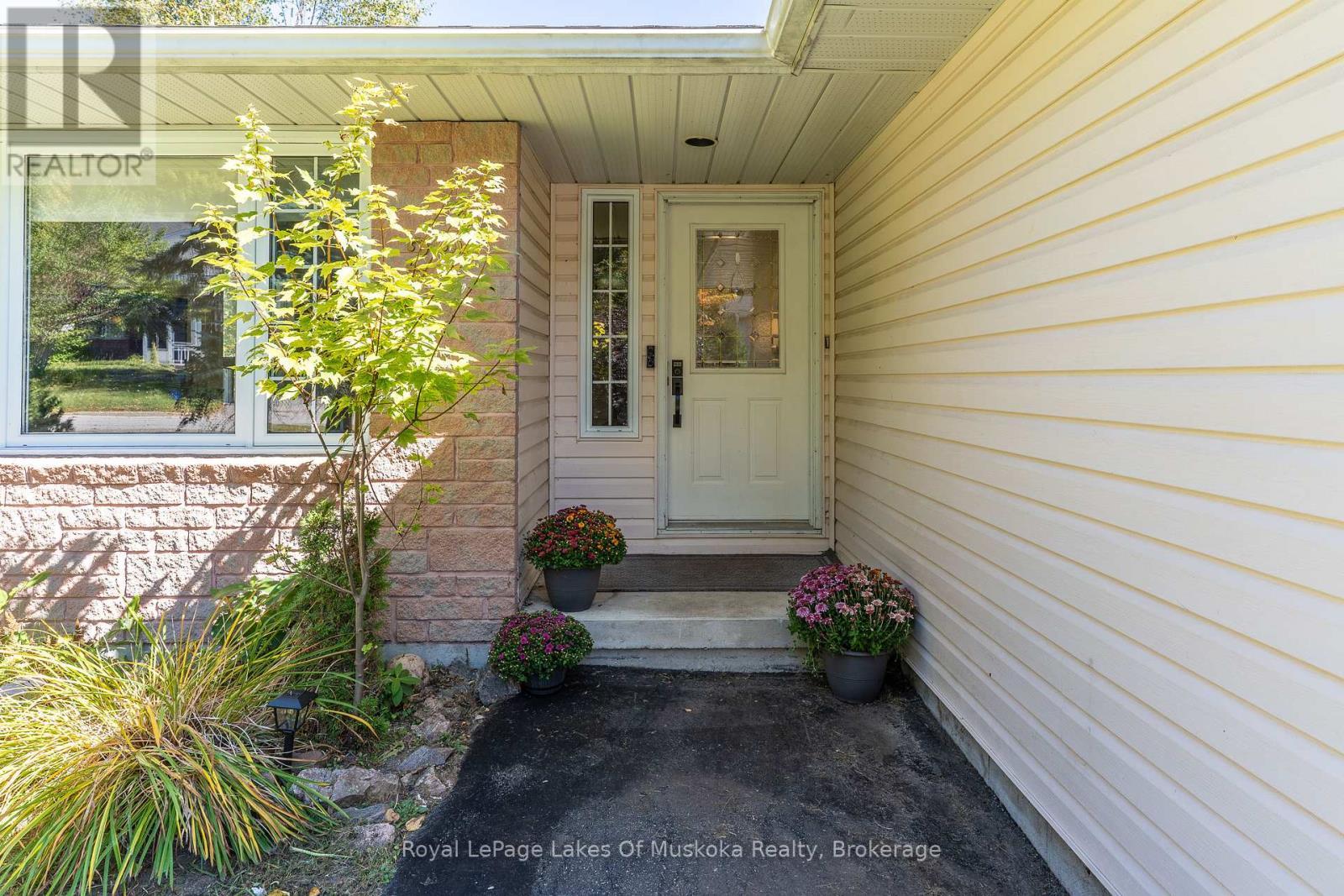 












22 KNOTTY PINE TRAIL

,
Huntsville (Chaffey),




Ontario
P1H1S7

