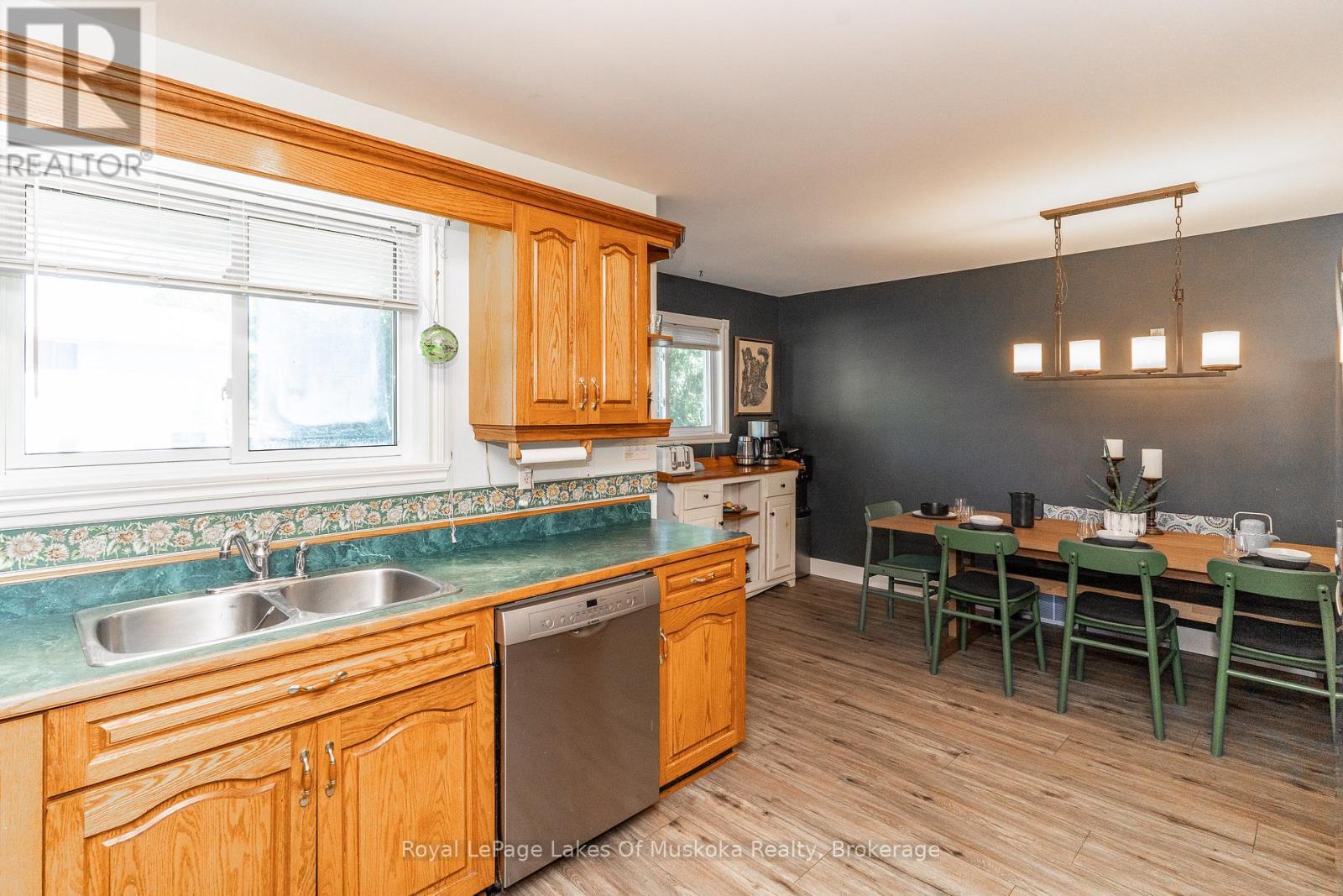 












22 KNOTTY PINE TRAIL

,
Huntsville (Chaffey),




Ontario
P1H1S7

