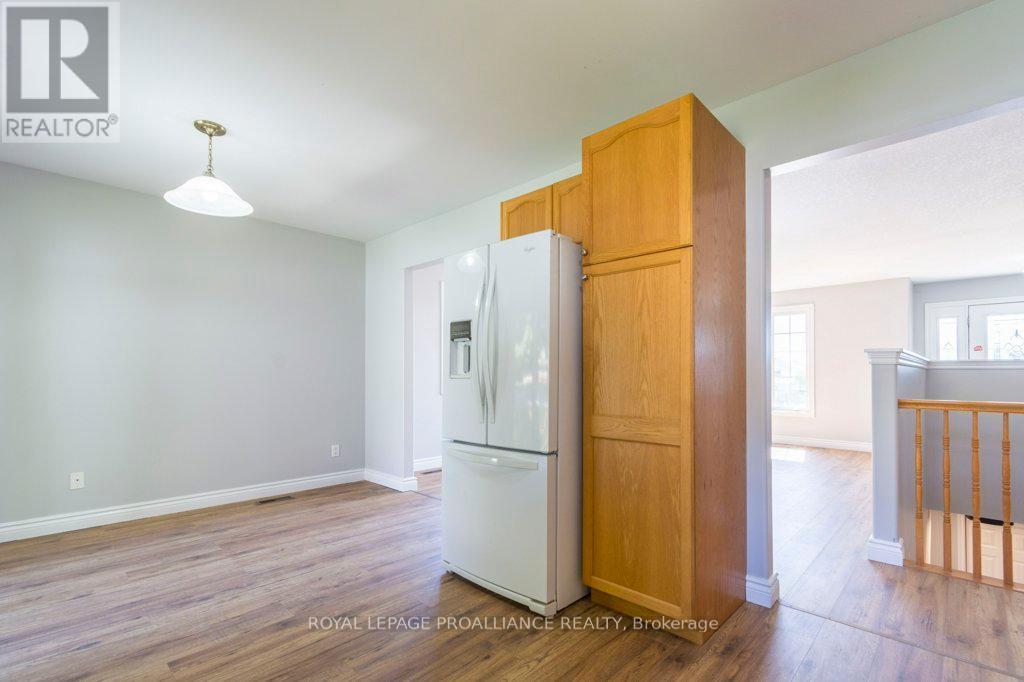 












23 SUNSHINE LANE

,
Quinte West (Murray Ward),




Ontario
K8V6X3

