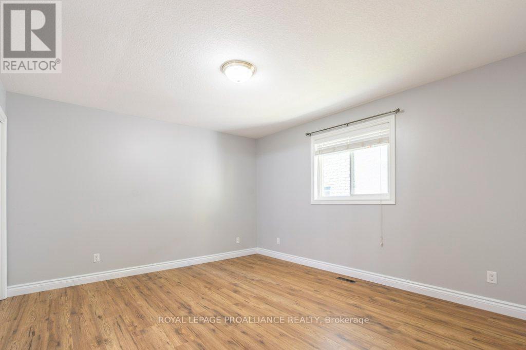 












23 SUNSHINE LANE

,
Quinte West (Murray Ward),




Ontario
K8V6X3

