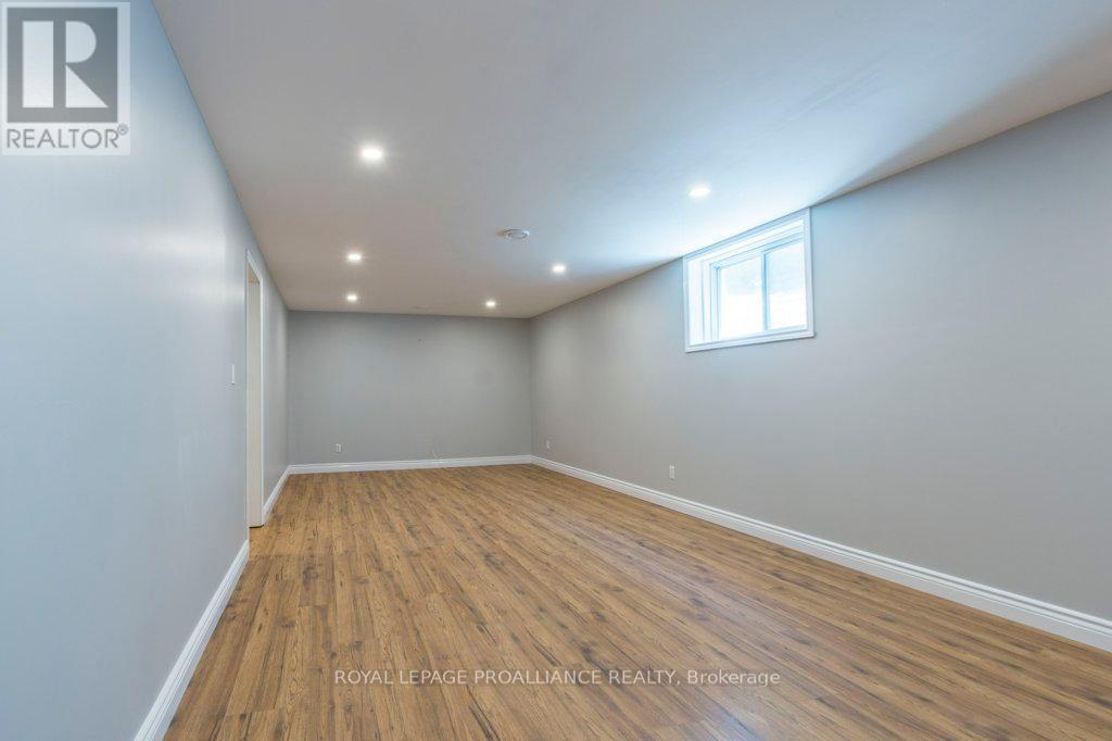 












23 SUNSHINE LANE

,
Quinte West (Murray Ward),




Ontario
K8V6X3

