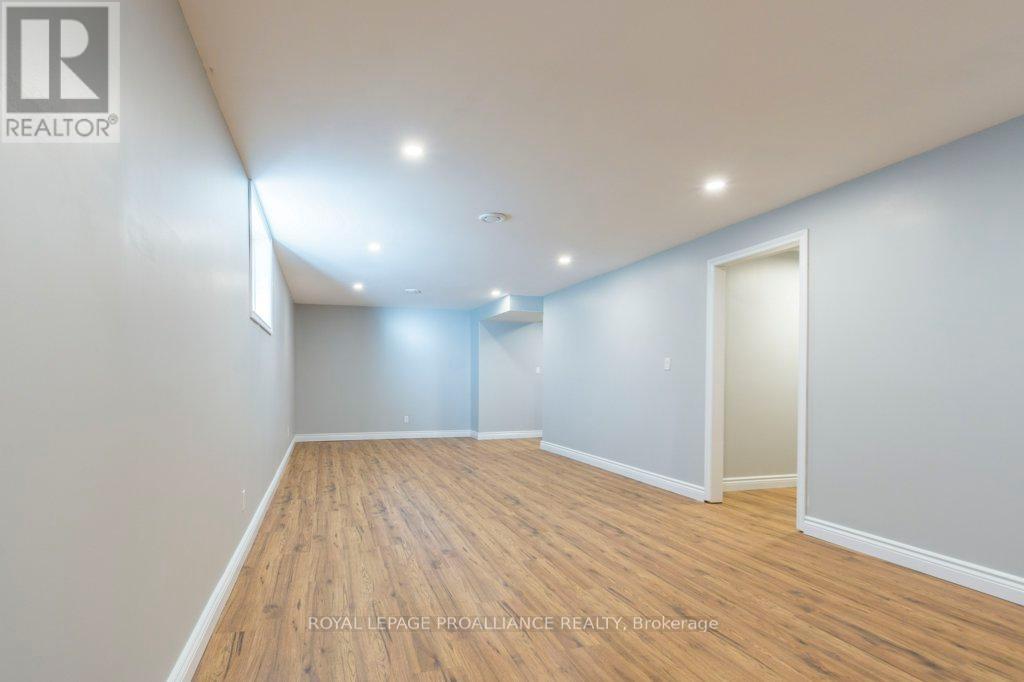 












23 SUNSHINE LANE

,
Quinte West (Murray Ward),




Ontario
K8V6X3

