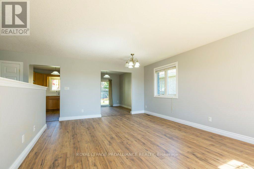 












23 SUNSHINE LANE

,
Quinte West (Murray Ward),




Ontario
K8V6X3

